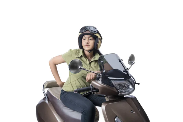 Femme Asiatique Avec Casque Assis Sur Scooter Isolé Sur Fond — Photo