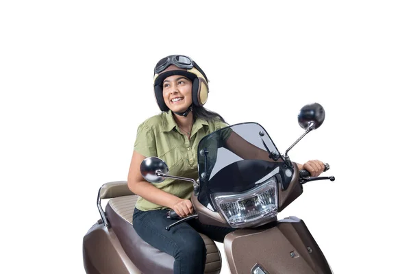 Asiatin Mit Helm Sitzt Isoliert Auf Einem Roller Vor Weißem — Stockfoto