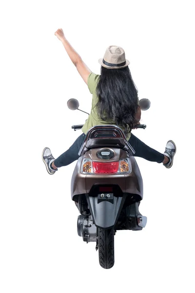 亚洲女人戴着帽子坐在独立于白色背景的摩托车上的后视镜 — 图库照片