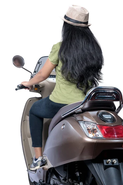 Achteraanzicht Van Aziatische Vrouw Met Een Hoed Zittend Een Scooter — Stockfoto