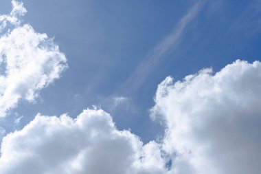 Mavi arkaplanlı bulutlu manzaralar