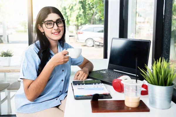 Mujer Asiática Gafas Con Portátil Portátil Mesa Sosteniendo Una Taza —  Fotos de Stock