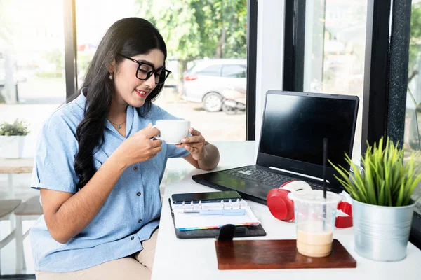 Mulher Asiática Óculos Com Laptop Notebook Mesa Segurando Xícara Café — Fotografia de Stock