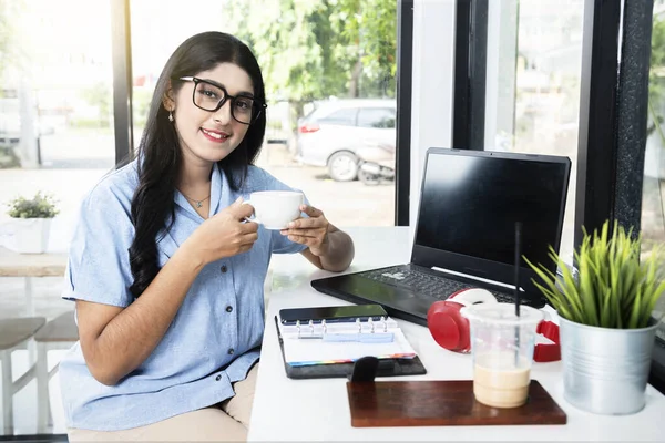 Mulher Asiática Óculos Com Laptop Notebook Mesa Segurando Xícara Café — Fotografia de Stock