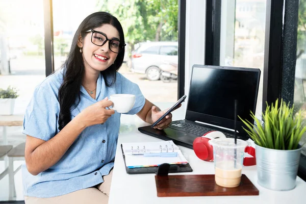 Mulher Asiática Óculos Com Laptop Notebook Mesa Segurando Xícara Café — Fotografia de Stock