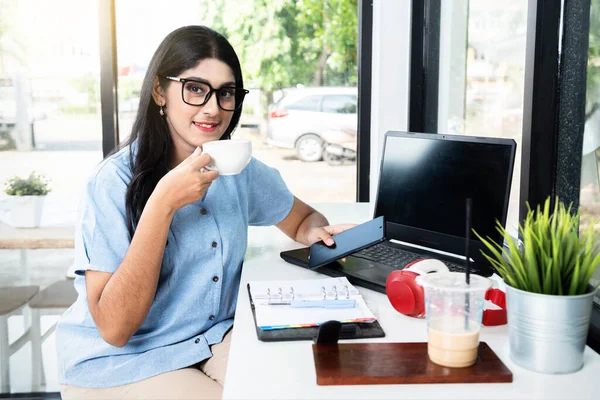 Mujer Asiática Gafas Con Portátil Portátil Mesa Sosteniendo Una Taza —  Fotos de Stock