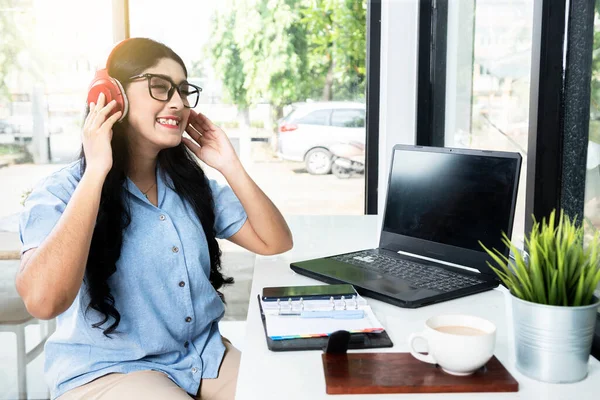 Mujer Asiática Con Gafas Escuchando Música Con Auriculares Con Portátil —  Fotos de Stock