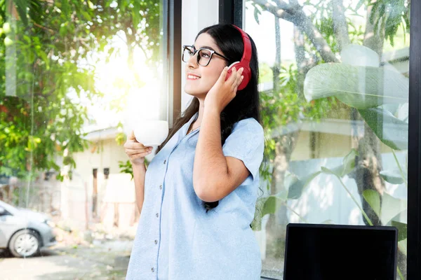 Mujer Asiática Con Gafas Escuchando Música Con Auriculares Sosteniendo Una — Foto de Stock