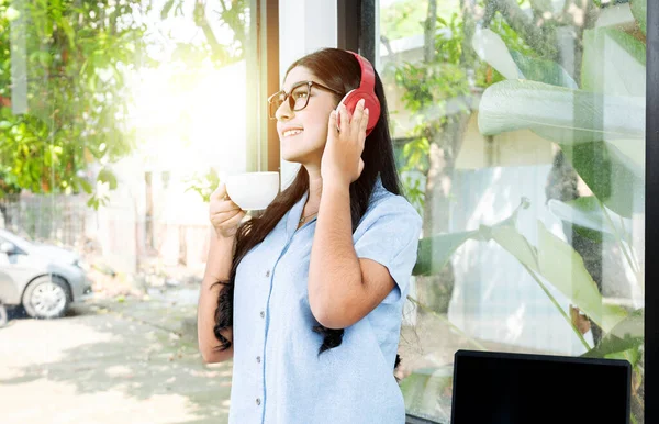 Mujer Asiática Con Gafas Escuchando Música Con Auriculares Sosteniendo Una — Foto de Stock