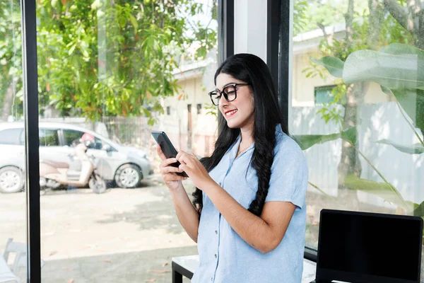 Asijská Žena Brýlemi Drží Mobilní Telefon Notebookem Stole Kavárně — Stock fotografie