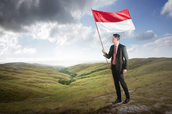 Ασιάτης Επιχειρηματίας Ινδονησιακή Σημαία Φόντο Τον Γαλάζιο Ουρανό Ημέρα Ανεξαρτησίας — Φωτογραφία Αρχείου
