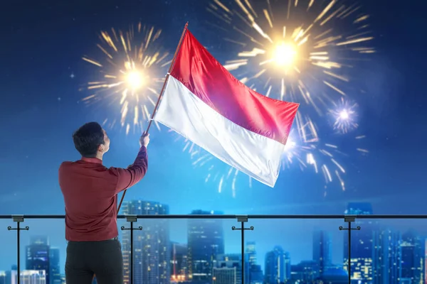 Rückansicht Eines Asiatischen Geschäftsmannes Der Eine Indonesische Flagge Mit Nächtlichem — Stockfoto