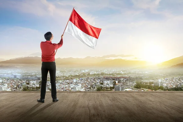 Азійський Бізнесмен Який Тримає Індонезійський Прапор Синім Фоном Неба День — стокове фото