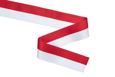 Beyaz zemin üzerinde izole edilmiş kırmızı ve beyaz Endonezya bayrağına sahip kurdele