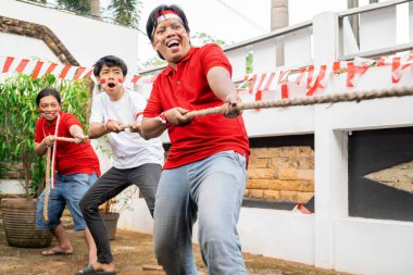 Endonezya halkı Endonezya 'nın bağımsızlık gününü 17 Ağustos' ta römorkör yarışmasıyla kutluyor. Endonezya 'nın bağımsızlık günü