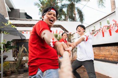 Endonezya halkı Endonezya 'nın bağımsızlık gününü 17 Ağustos' ta römorkör yarışmasıyla kutluyor. Endonezya 'nın bağımsızlık günü