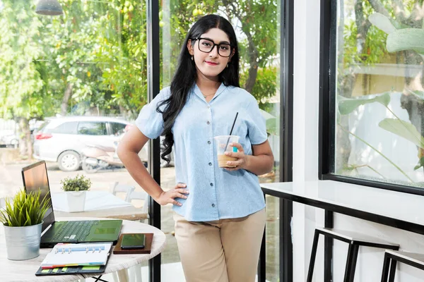 Asian Woman Eyeglasses Laptop Notebook Table Holding Coffee While Standing —  Fotos de Stock