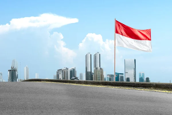 Indonesische Flagge Auf Der Stange Weht Vor Blauem Himmel — Stockfoto