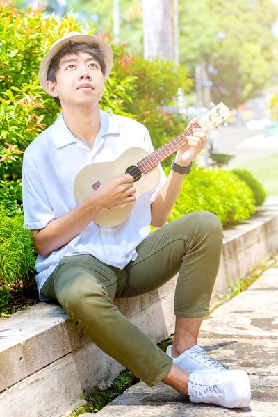 Aziatisch Man Met Hoed Spelen Gitaar Ukelele Outdoor — Stockfoto