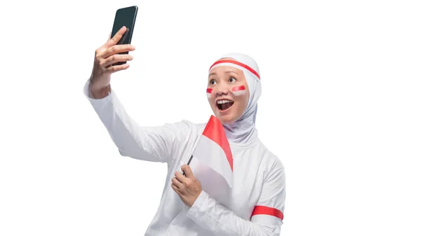 Indonesian Women Celebrate Indonesian Independence Day August While Holding Mobile — стоковое фото