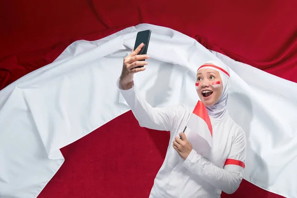 Indonesian Women Celebrate Indonesian Independence Day August While Holding Mobile — Photo