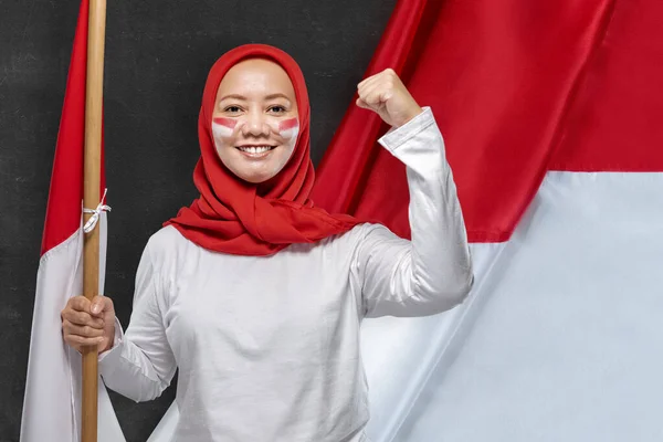 Indonesian Women Celebrate Indonesian Independence Day August Holding Indonesian Flag — 스톡 사진