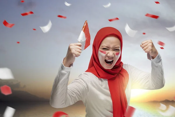 Серпня Індонезійські Жінки Відзначають День Незалежності Індонезії Утримуючи Індонезійський Прапор — стокове фото