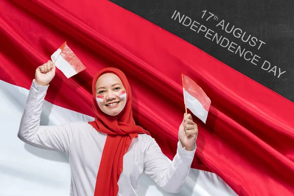 Indonesian Women Celebrate Indonesian Independence Day August Holding Indonesian Flag — Stok fotoğraf