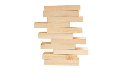 Beyaz arkaplanda izole edilmiş tahta blok oyuncağı yığını