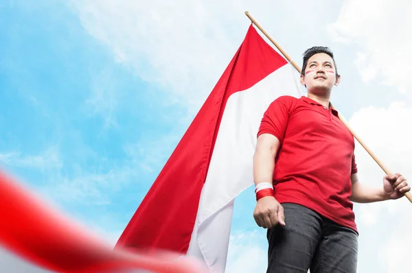 Indonesian Men Celebrate Indonesian Independence Day August Holding Indonesian Flag — Foto Stock