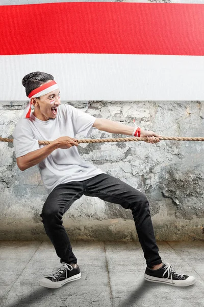 Indonesian Men Celebrate Indonesian Independence Day August Tug War Contest — Foto de Stock