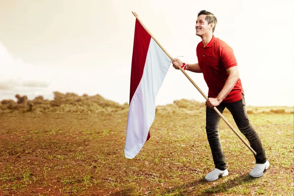 Indonesian Men Celebrate Indonesian Independence Day August Holding Indonesian Flag — Stok fotoğraf