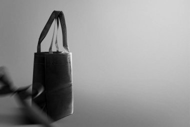 Siyah bir geçmişi olan alışveriş torbası. Kara Cuma konsepti