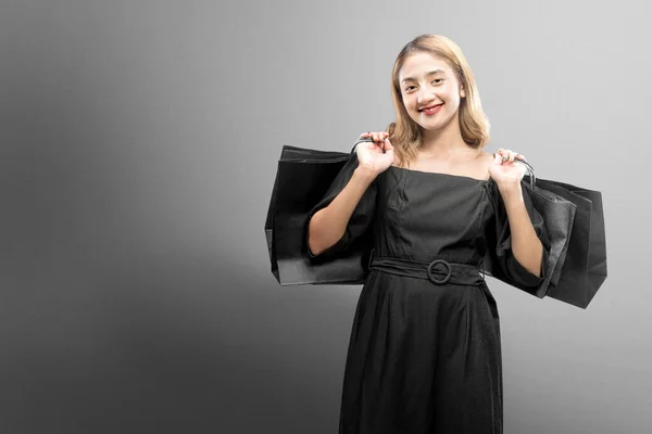 Asiatisk Kvinna Som Bär Shoppingväska Med Färgad Bakgrund Black Friday — Stockfoto