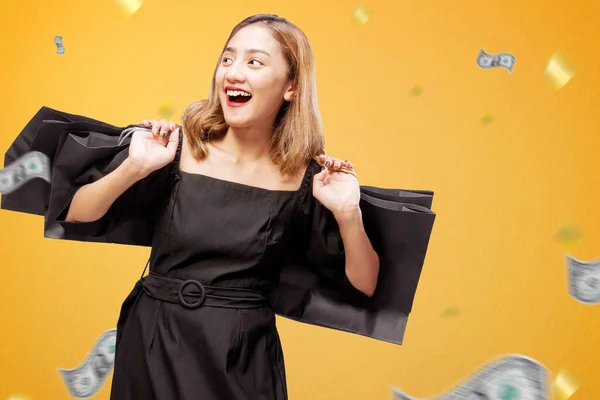 亚洲女人提着一个有彩色背景的购物袋 黑色星期五概念 — 图库照片