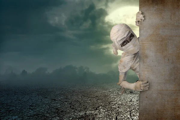 Mummy Comes Wall Night Scene Background Halloween Concept — Fotografia de Stock