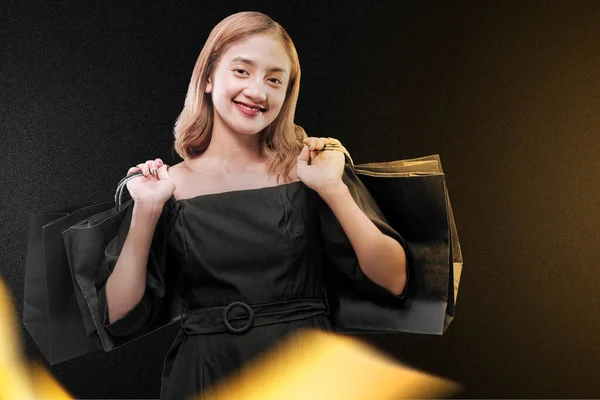 Aziatische Vrouw Met Een Boodschappentas Met Een Gekleurde Achtergrond Black — Stockfoto