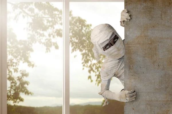 Mummy Coming Wall House Halloween Concept —  Fotos de Stock