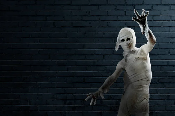 Mummy Skull Head Claw Hands Standing Brick Wall Background Halloween — Foto Stock
