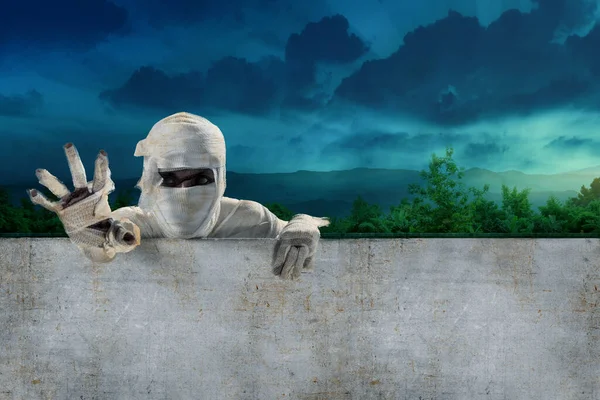 Mummy Comes Wall Night Scene Background Halloween Concept — Fotografia de Stock