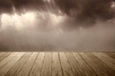Dramatik gökyüzü arkaplanlı ahşap masa
