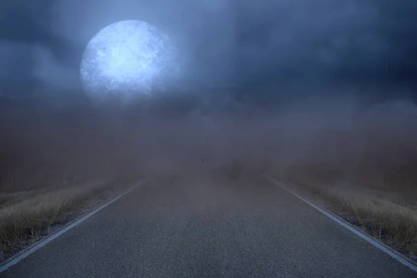 Асфальтована Дорога Зеленою Травою Фоном Місячного Світла — стокове фото