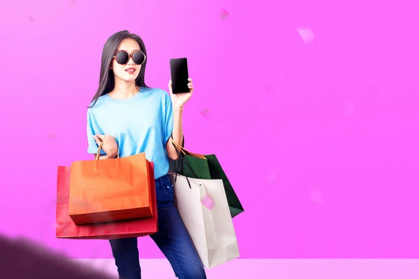 Asian Woman Sunglasses Showing Mobile Phone Empty Screen While Carrying —  Fotos de Stock