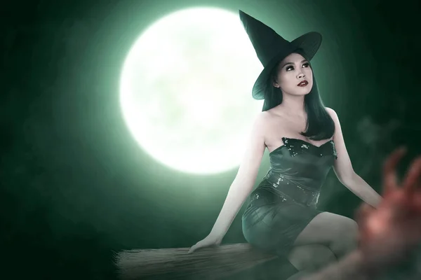 Asiatisk Häxa Kvinna Med Hatt Flyger Magisk Kvast Med Fullmåne — Stockfoto