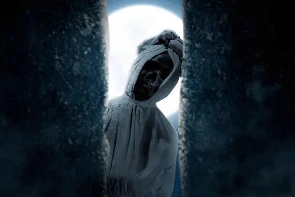 Pocong Covered White Linen Shroud Standing Full Moon Background Halloween — Stock Fotó