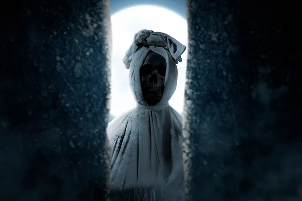 Pocong Covered White Linen Shroud Standing Full Moon Background Halloween — Φωτογραφία Αρχείου