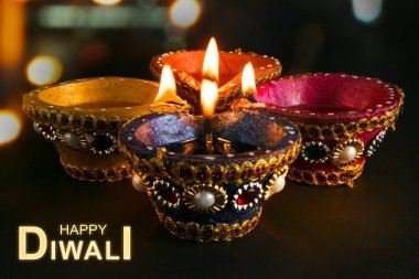 Diwali festivali için Diya yağ lambaları. Hindu ışık festivali kutlaması. Mutlu bayramlar.
