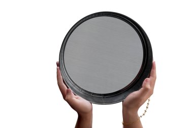 Karwa Chauth kutlamaları için Karwa Chauth süzgecini tutan kadın beyaz arka planda izole edilmiştir.