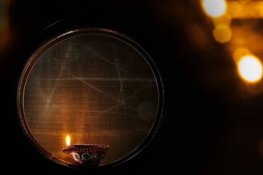 Gece Karwa Chauth kutlamaları için Karwa Chauth süzgeci ve Diya yağ lambaları