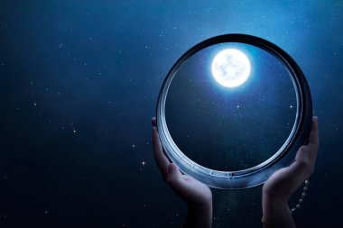 Karwa Chauth kutlamaları için Karwa Chauth süzgecini tutan kadın.
